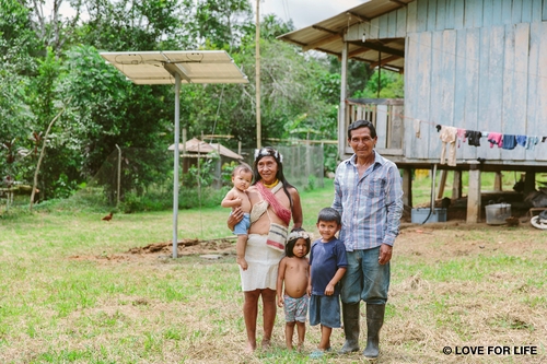 Waorani Familie mit ihrer Solaranlage in der Gemeinde Kiwaru im Amazonas von Ecuador